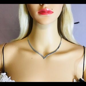 ❤️❤️❤️Very nice flat V silver color necklace